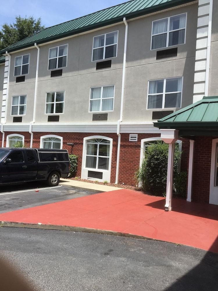 Baymont By Wyndham Sumter Hotel Exterior photo