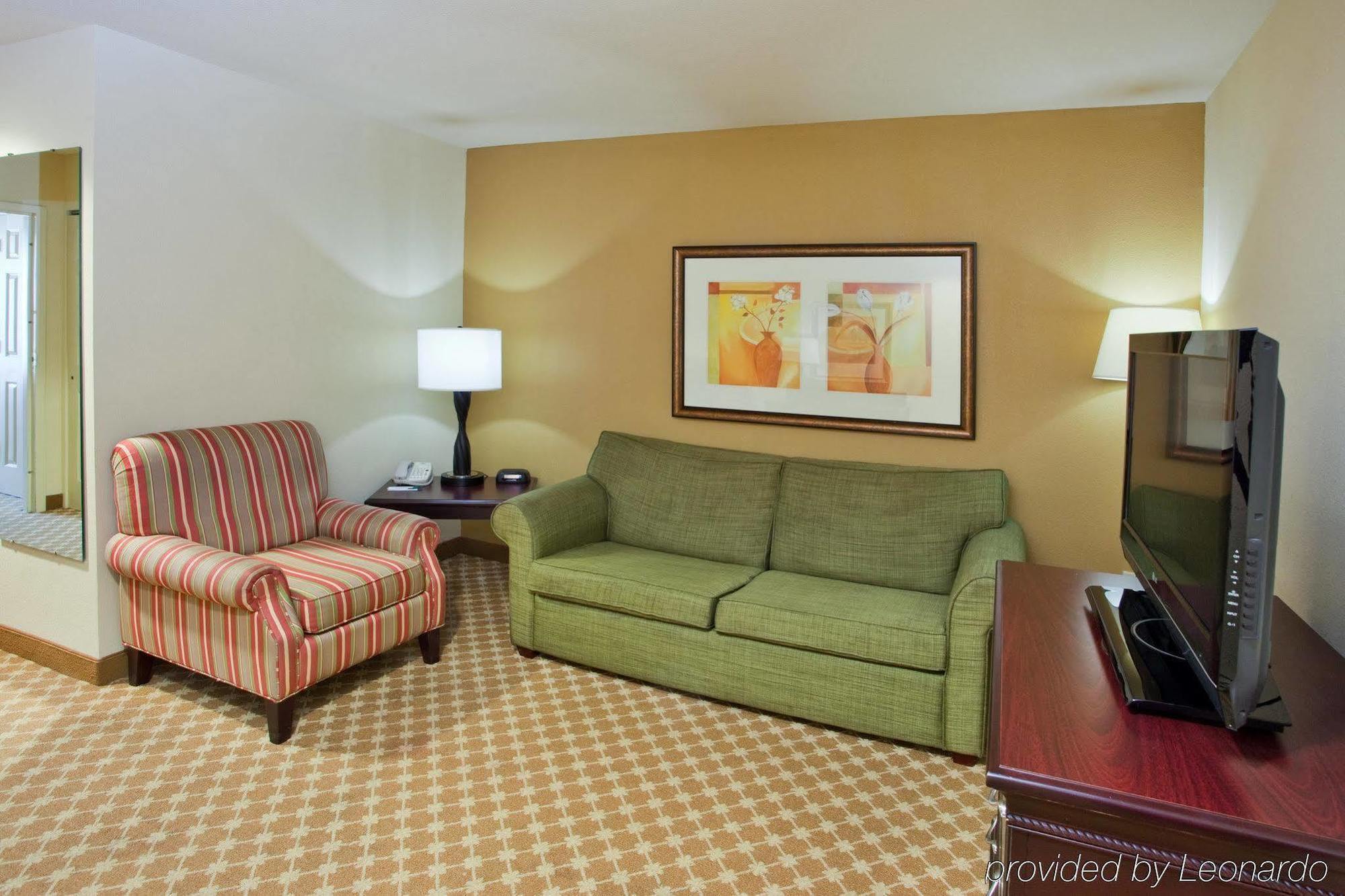 Baymont By Wyndham Sumter Hotel Room photo